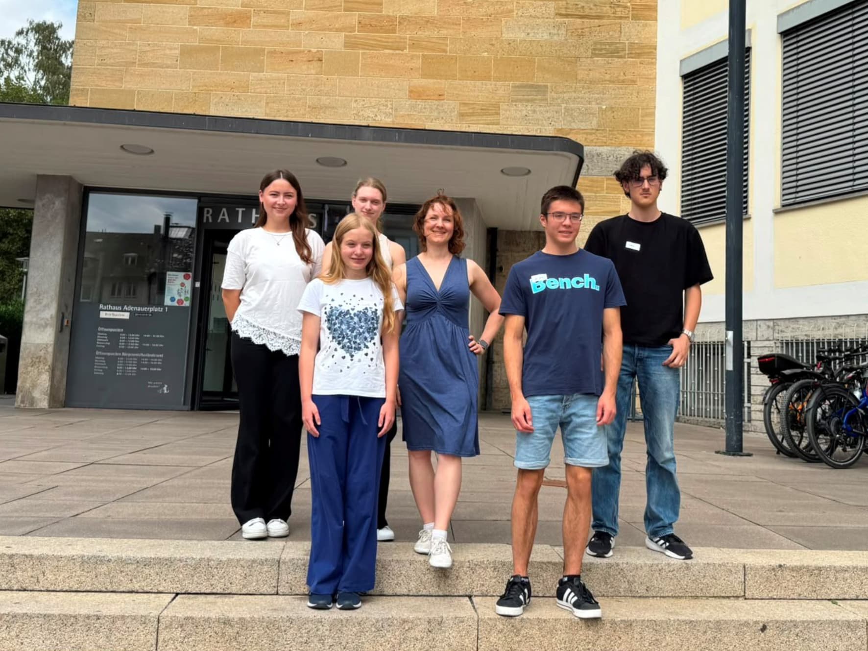Von oben links Jessica Böhm und Kim Neurohr (Beide Auszubildende Verwaltungsfachangestellte), Dr.