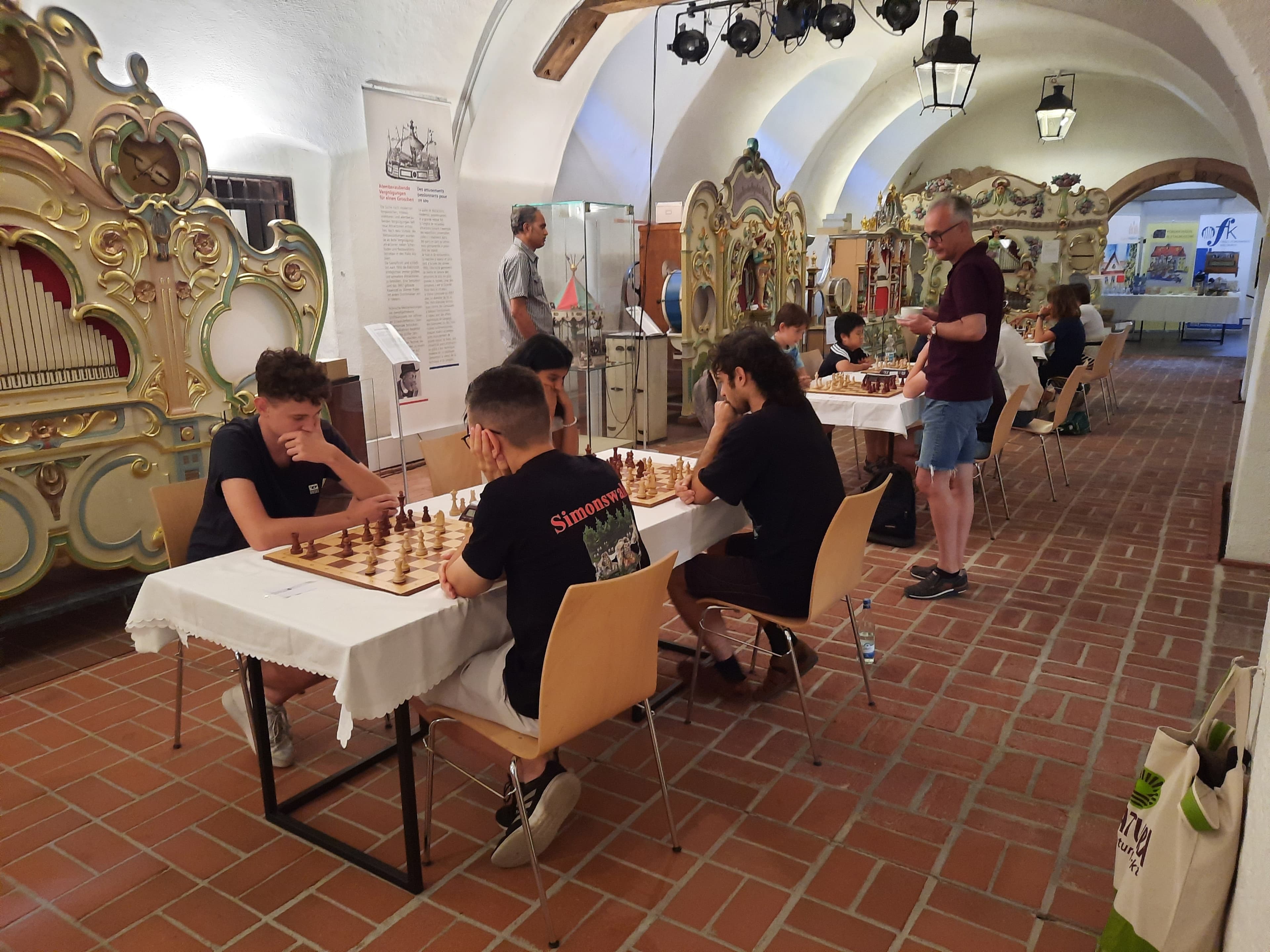 Königliches Spiel im historischen Gewölbekeller: Das erste Schachturnier im Elztalmuseum.