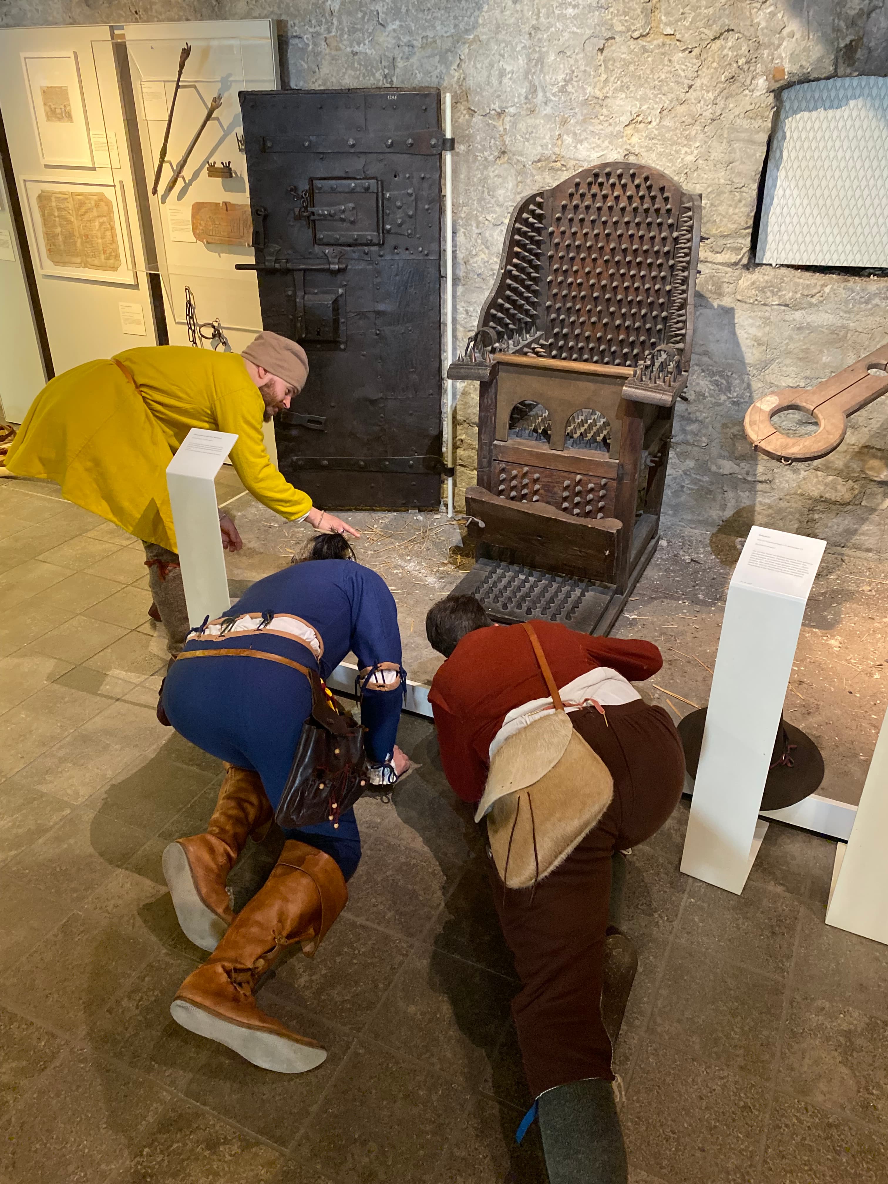 Besucher betrachten historische Ausstellungsstücke im Hällisch-Fränkischen Museum