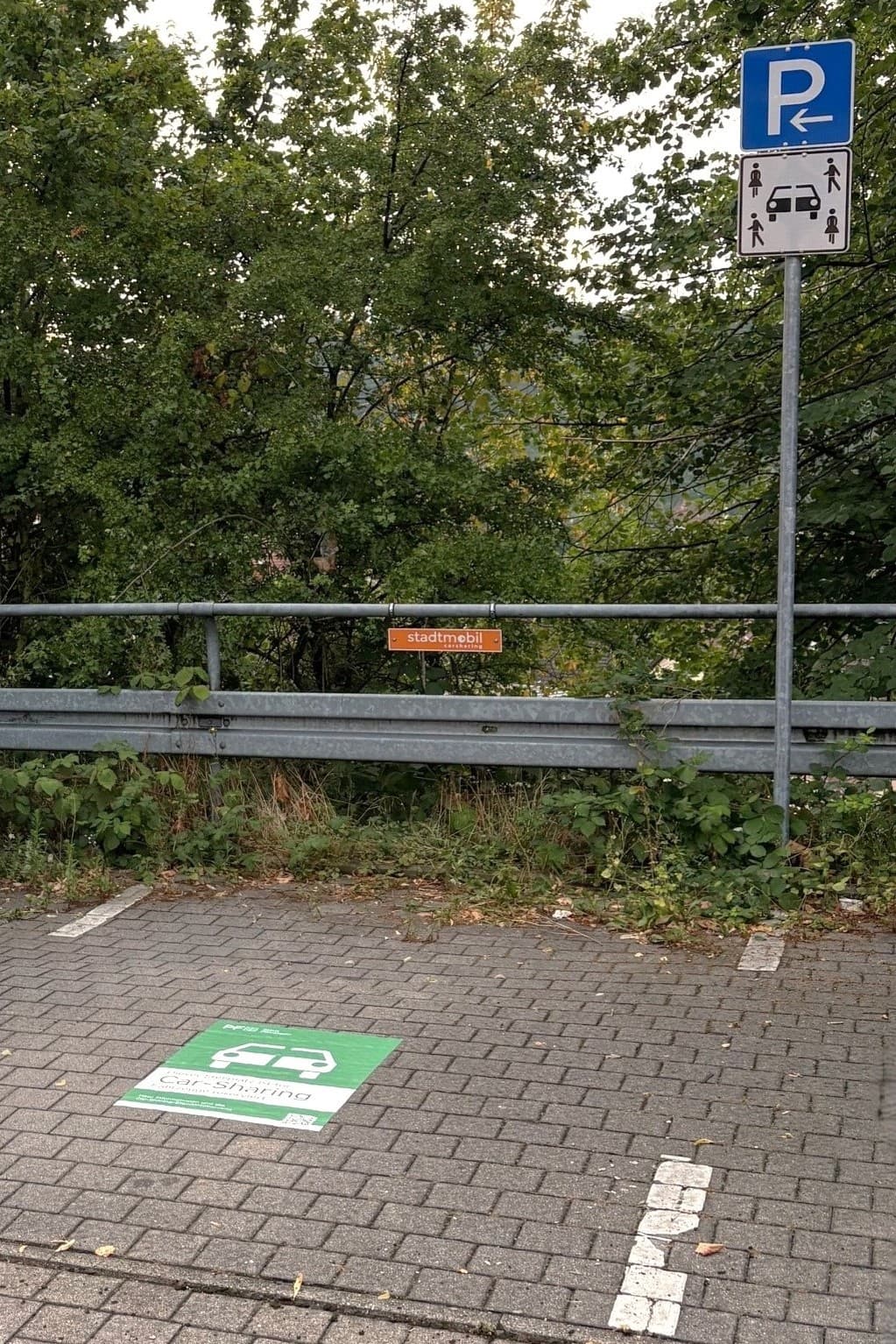 Ein Bodenaufkleber auf dem Car-Sharing-Parkplatz am Bahnhof in Eutingen. Hinweis: Bei Veröffentlichung des Bildmaterials bitte © Stadt Pforzheim; Clara Kondziella angeben.