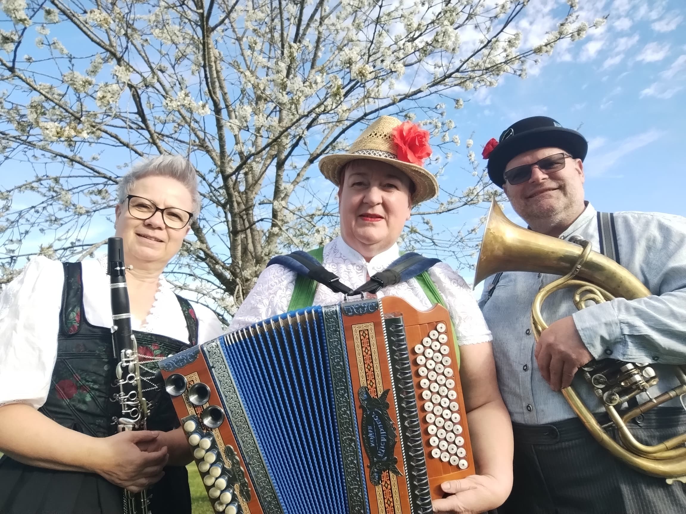 Die Musikgruppe „Do simmer“ mit Klarinette, Harmonika und Tenorhorn.
