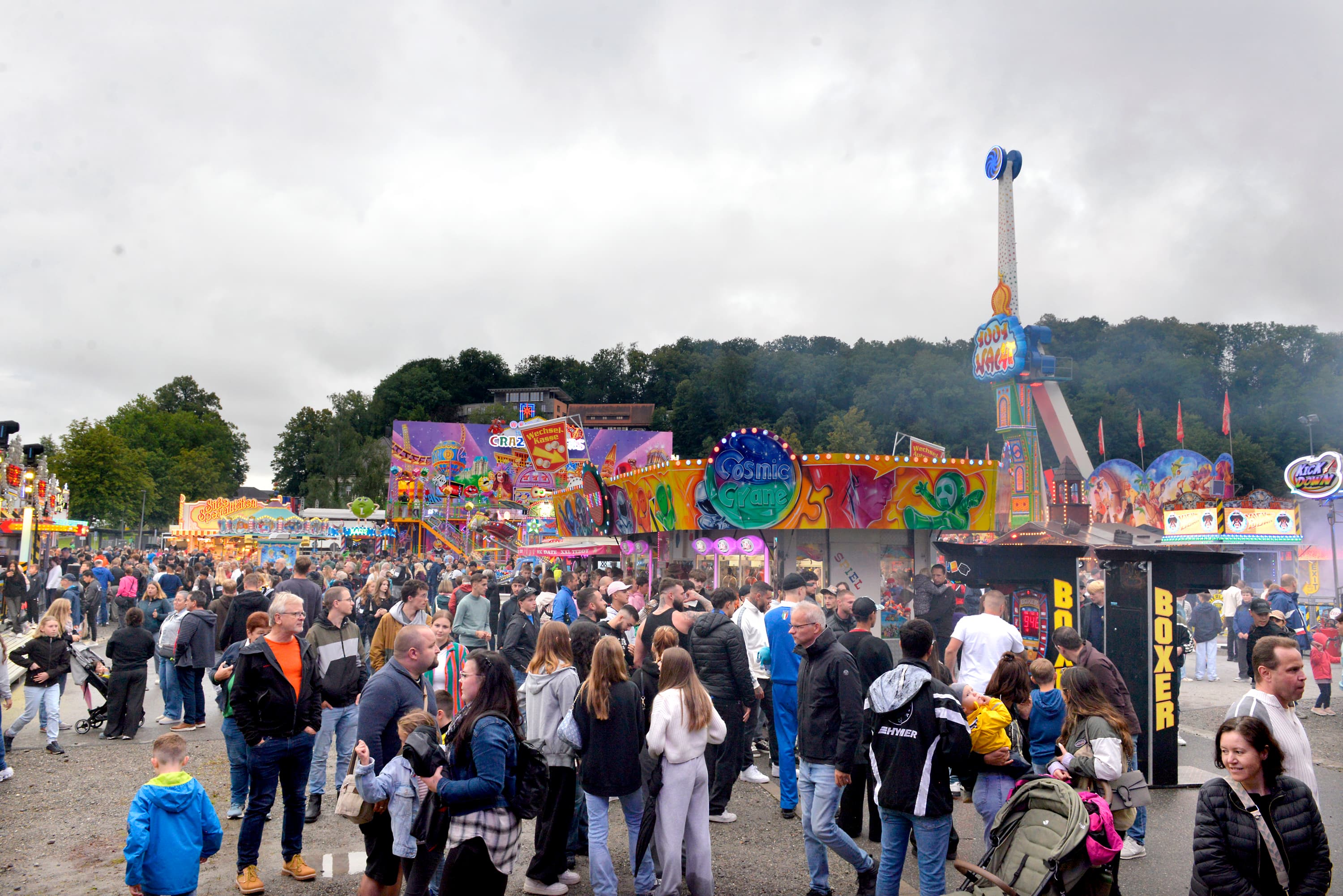 Der Bleicheparkplatz verwandelt sich während des Altstadt- und Seenachtfests in einen bunten Vergnügungspark.