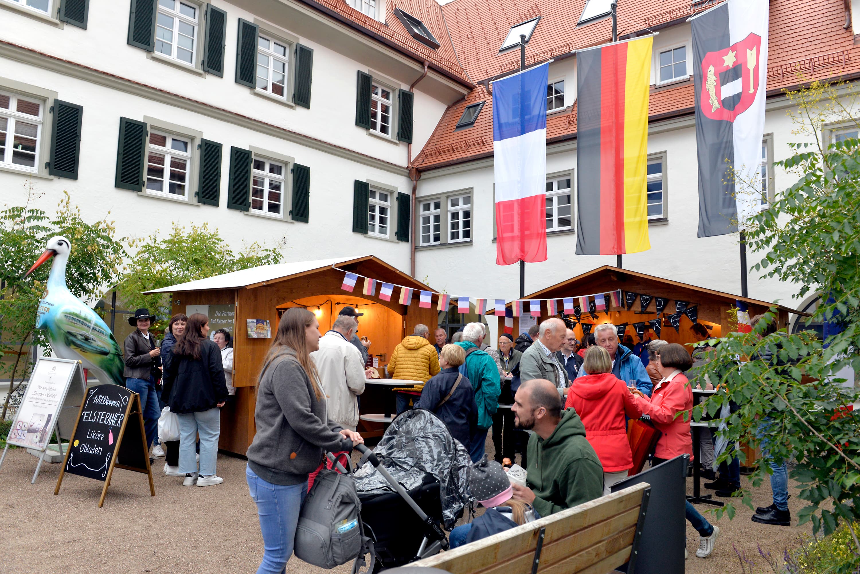 Stände und Gäste beim Altstadt- und Seenachtfest vor dem Neuen Rathaus in Bad Waldsee