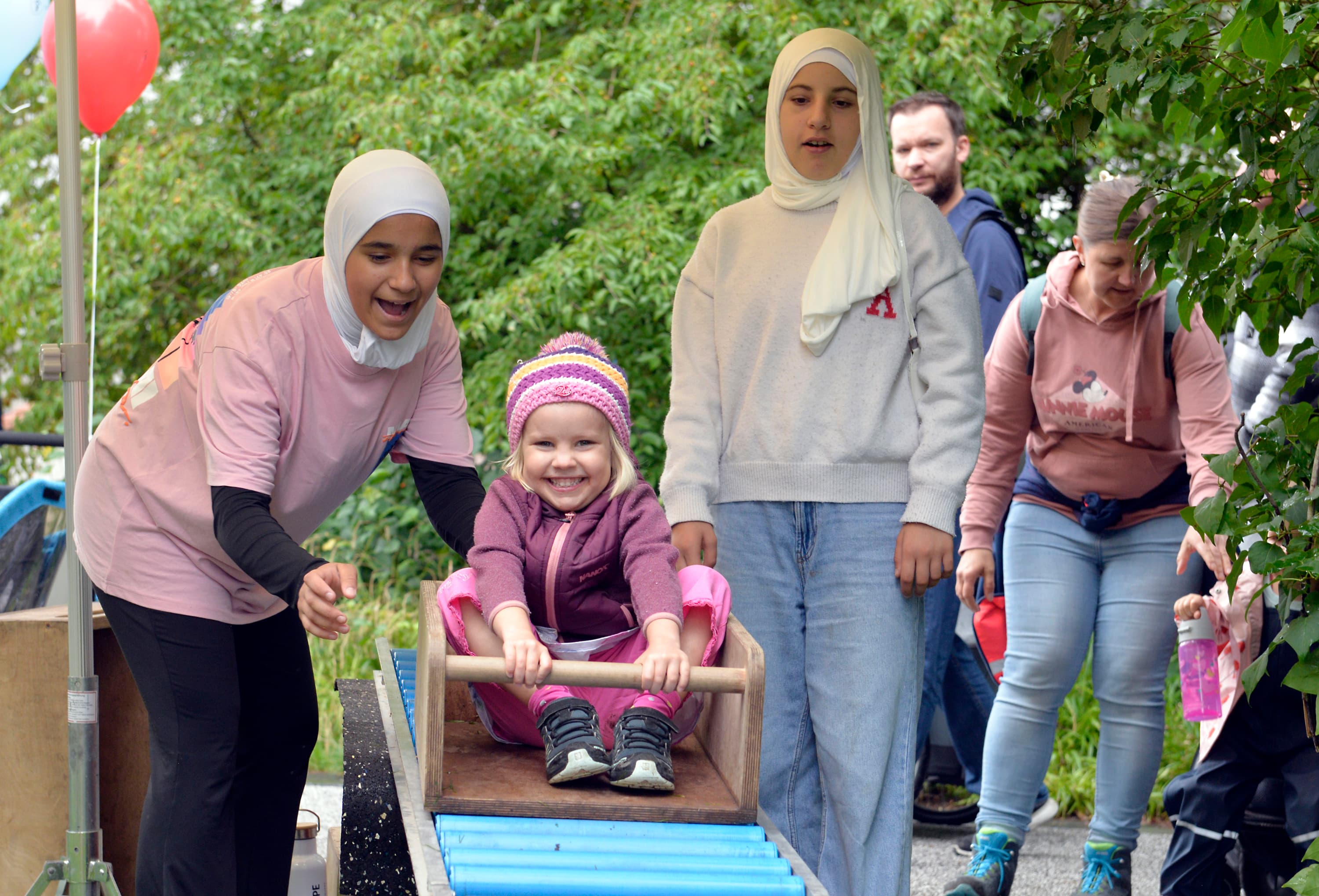 Kinder an einer Mitmachstation der Kinderrallye beim Altstadt- und Seenachtfest