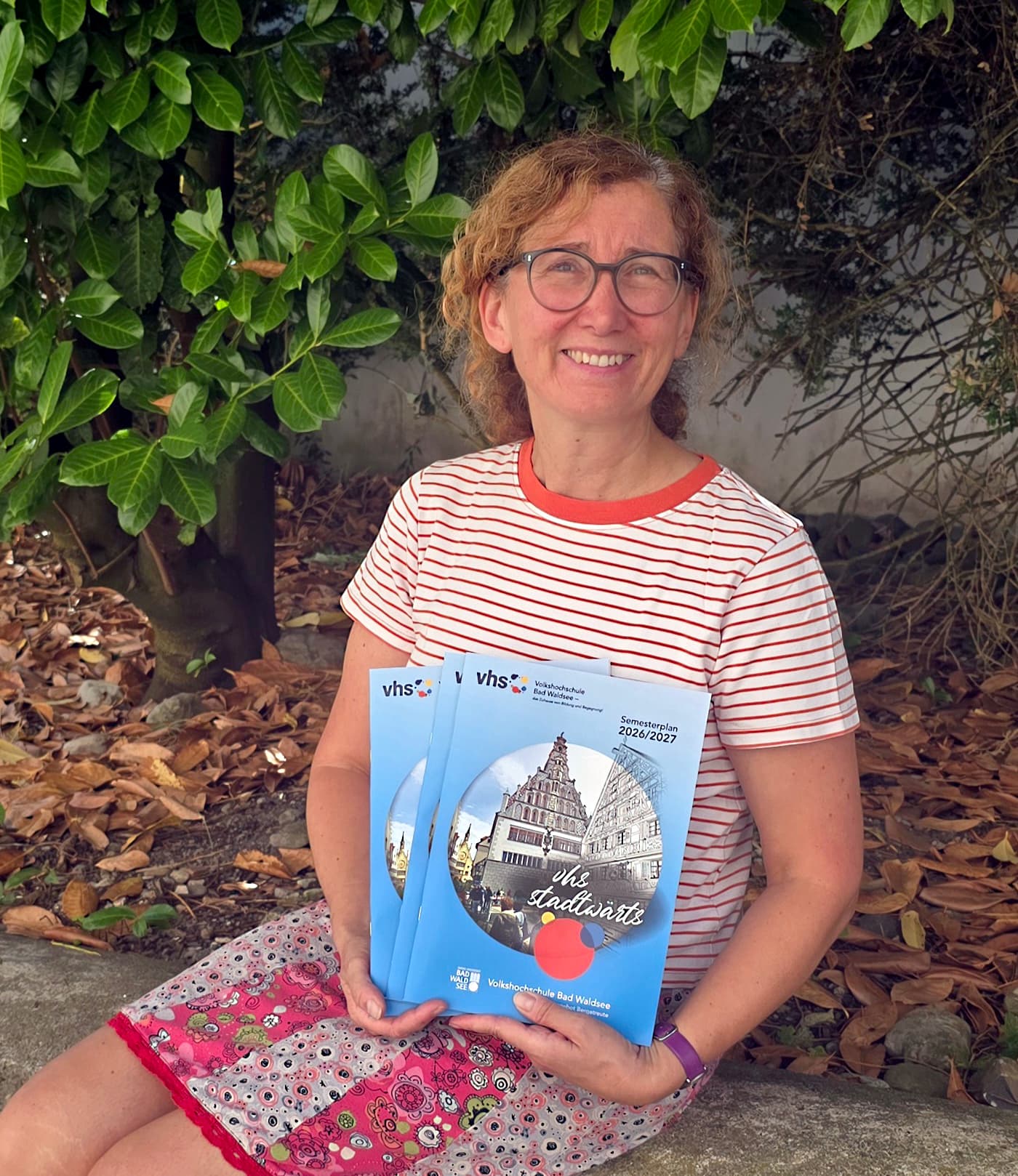 Beate Scheffold, Leiterin der vhs Bad Waldsee, präsentiert das neue Semesterprogramm.