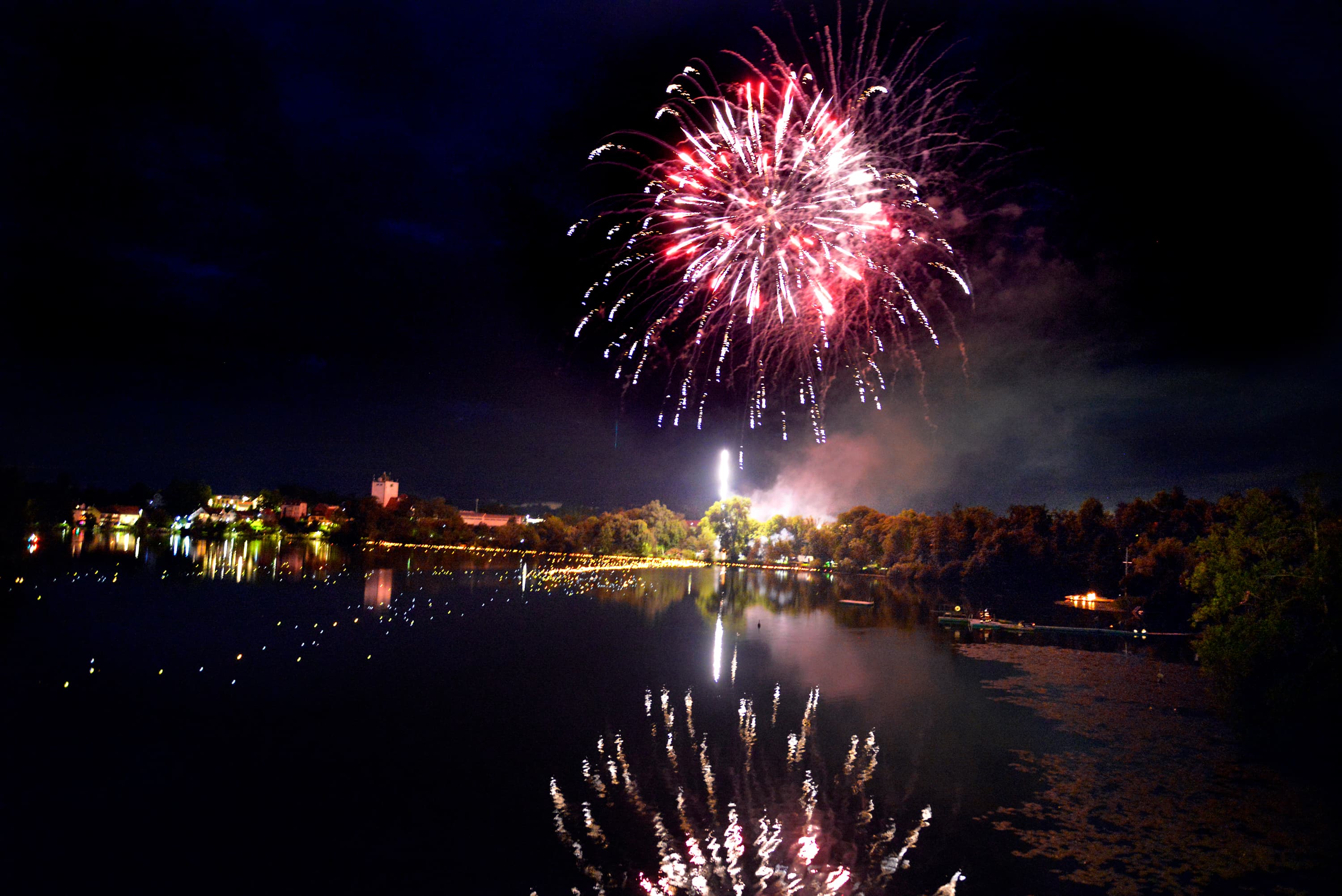 Höhenfeuerwerk über dem beleuchteten Stadtsee beim Altstadt- und Seenachtfest in Bad Waldsee