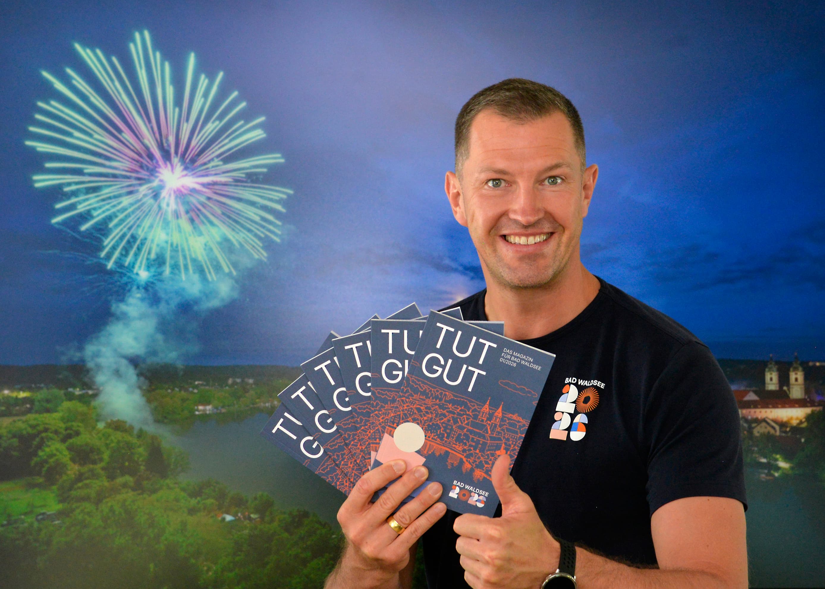 Oberbürgermeister Matthias Henne präsentiert die druckfrisch erschienene Erstausgabe des Magazins „TUT GUT“.