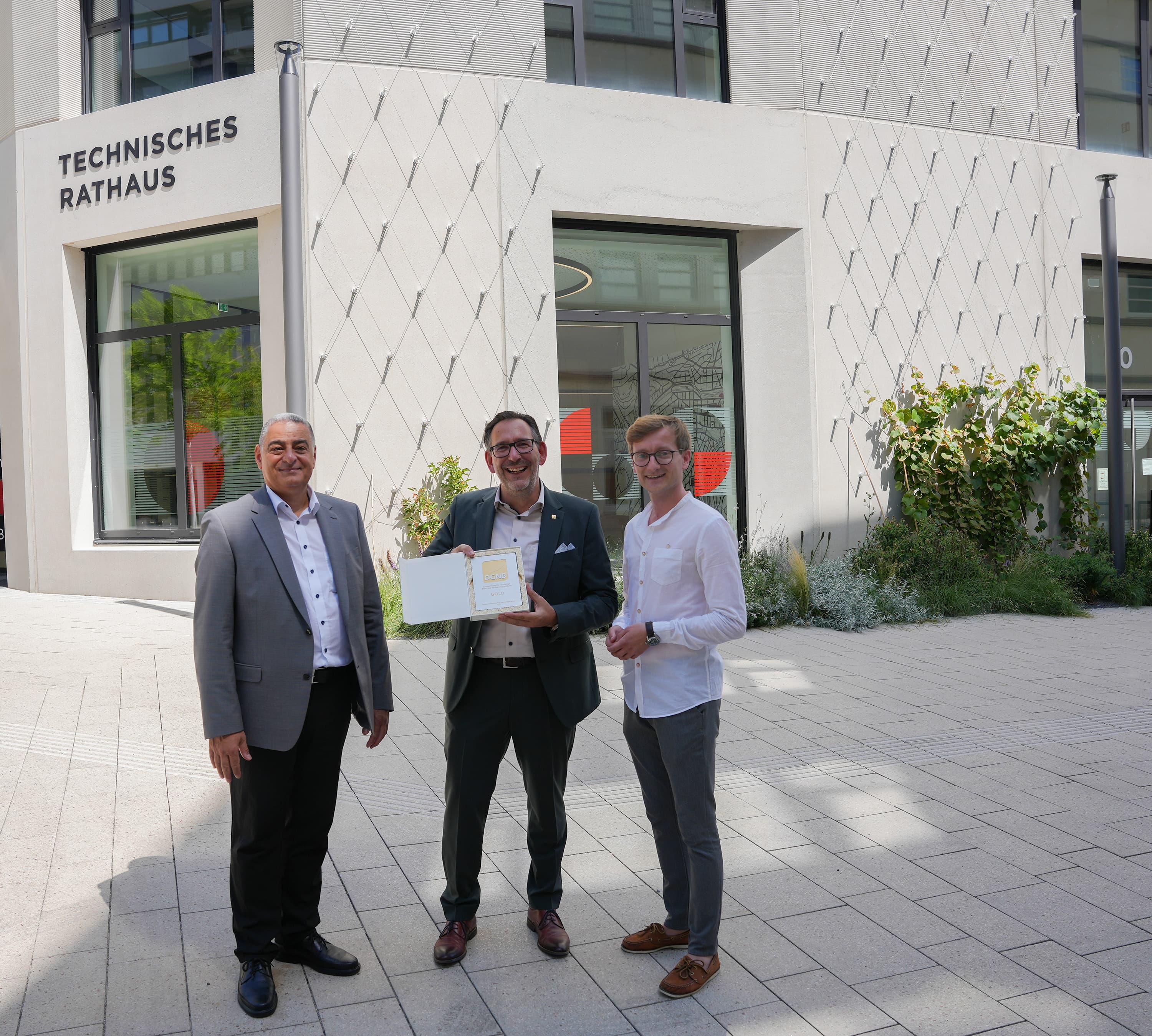 Präsentieren stolz das DGNB-Gold-Zertifikat (von links): Ihab Mousa, Prokurist der Stuttgarter Niederlassung von Ten Brinke, Baubürgermeister Tobias Volle sowie Daniel Scheufler, Schlossberghöfe-Projektkoordinator der Stadt. Bitte bei Verwendung des Bildmaterials folgenden Bildhinweis beachten: ©Stadt Pforzheim; Christian Schweizer.
