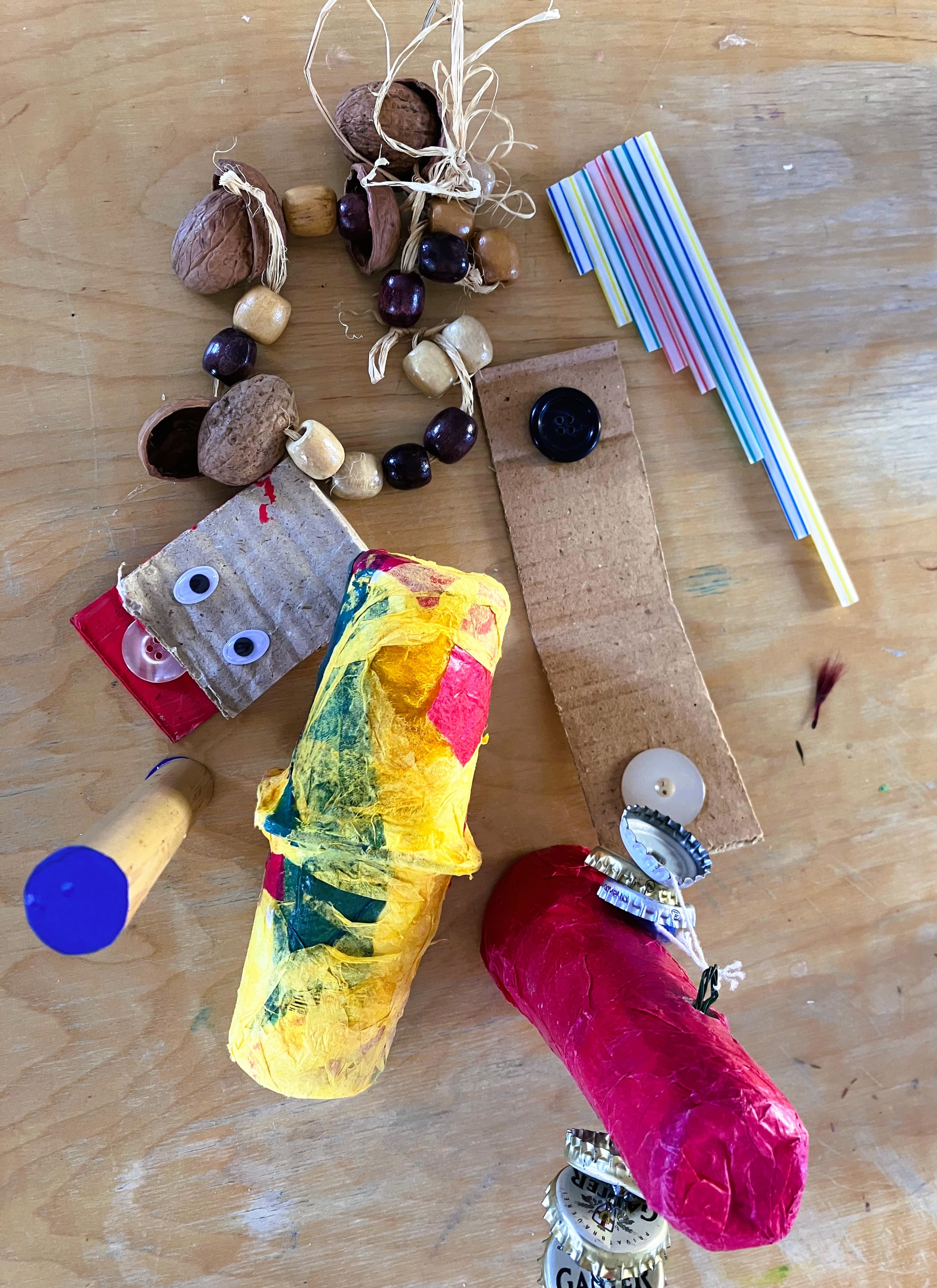 Ob Knistertüte oder Geräuschmacher: Es wird kreativ beim Familiensonntag.