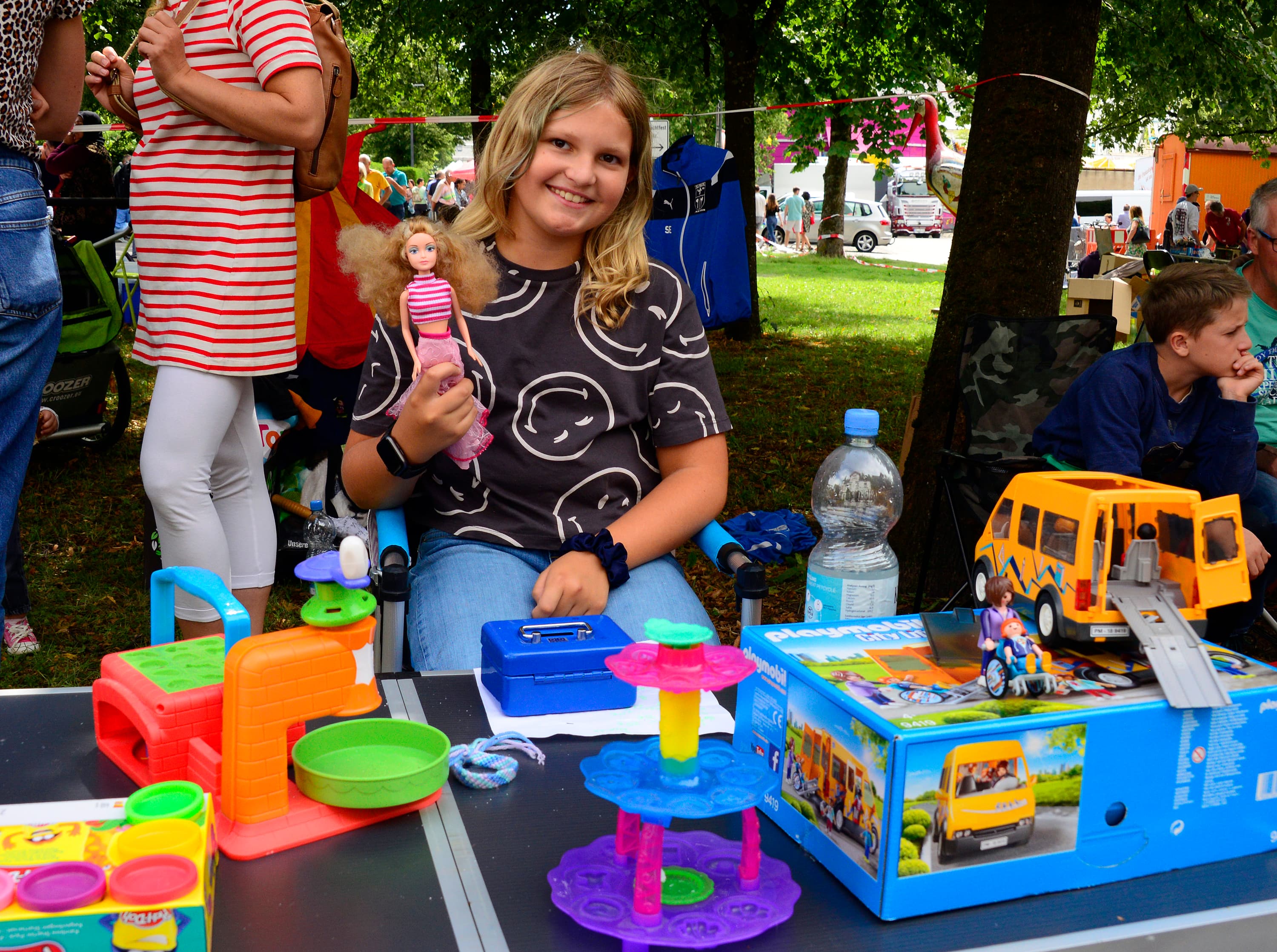 Kind an einem Flohmarktstand mit Spielzeug am Bad Waldseer Stadtsee