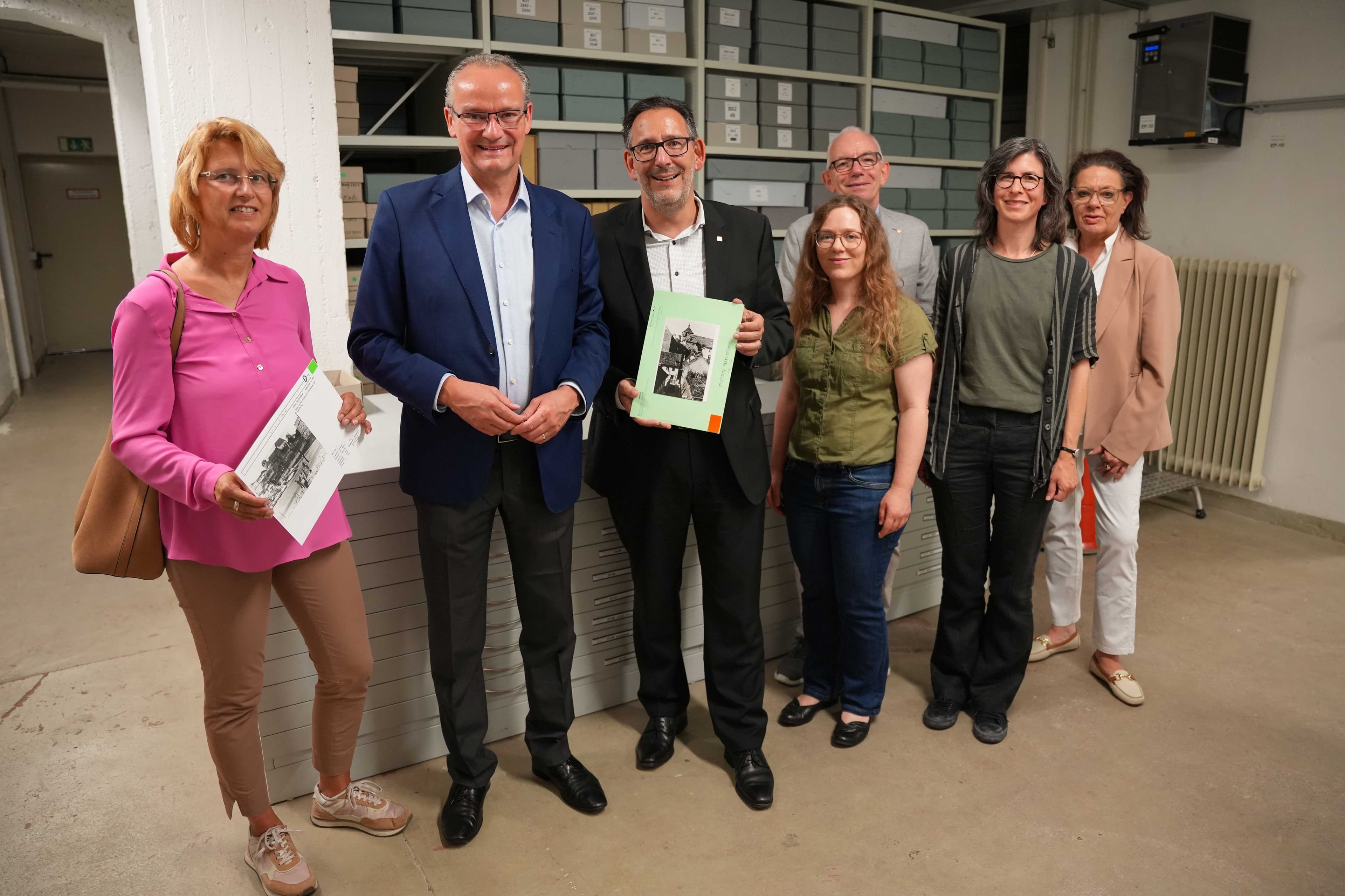 Gunther Krichbaum mit Vertreterinnen und Vertretern im Stadtarchiv Pforzheim