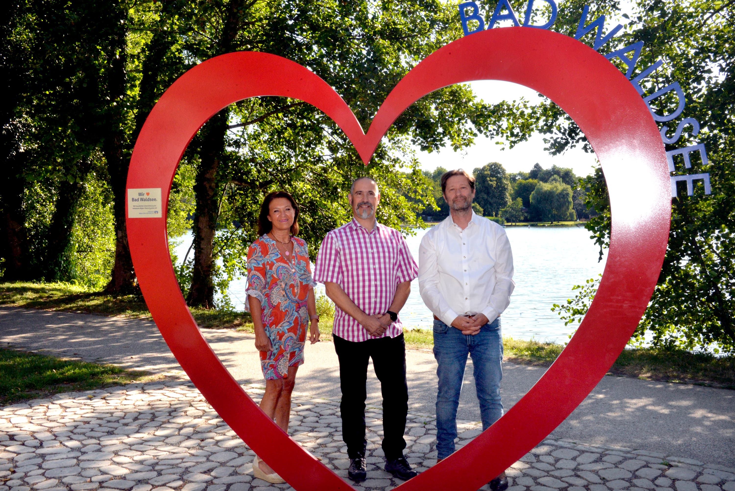 Bürgermeisterin Monika Ludy und Geschäftsführer Charles Hall gratulierten Michael Weiss (Mitte) zu seiner Bestellung zum Leiter der Therapieabteilung der Städtischen Rehakliniken.