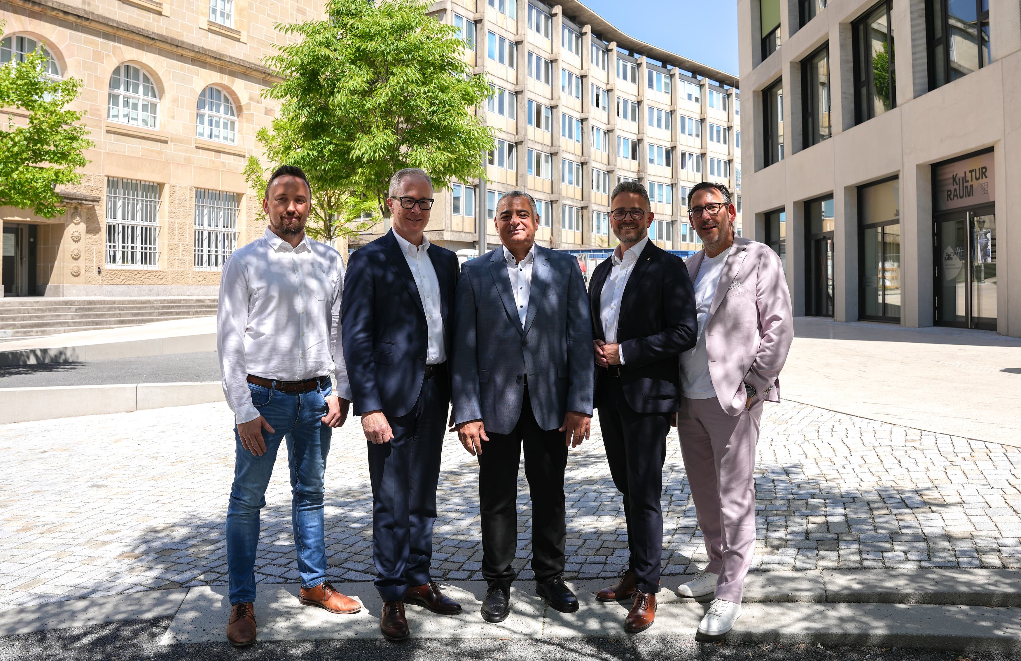 Präsentierten die Planungen zum zweiten Bauabschnitt des Großbauprojekts Schlossberghöfe: (von links): Jakob Sikora, Ten Brinke Bau GmbH & Co. KG, Jürgen Fritz, Niederlassungsleitung Ten Brinke Stuttgart sowie Ihab Mousa, Prokurist Ten Brinke, Oberbürgermeister Peter Boch und Bürgermeister Tobias Volle. Bitte bei Verwendung des Bildmaterials ©Stadt Pforzheim; Susanne Herrmann angeben.