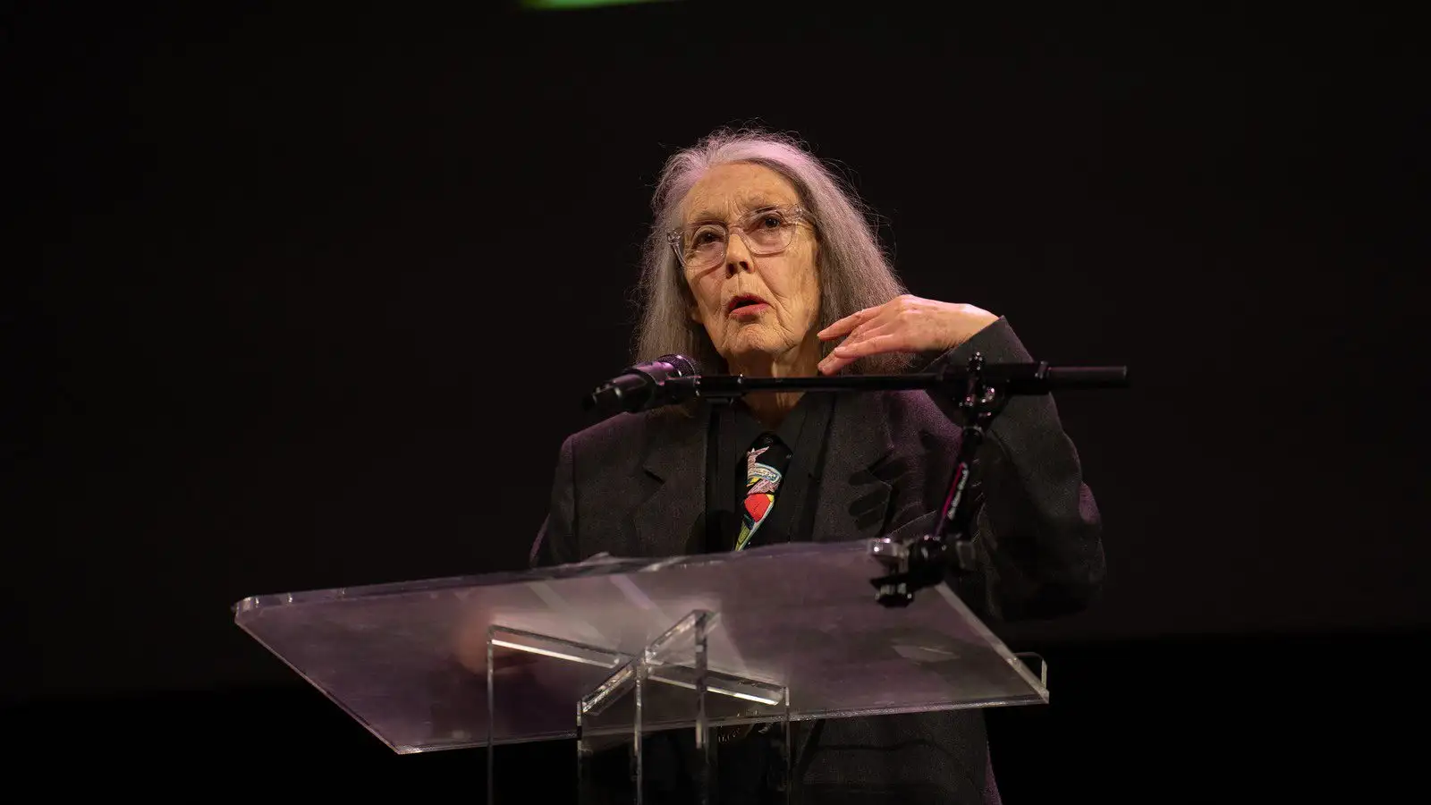Anne Carson bei einer Lesung in New York. Archivbild 2024.