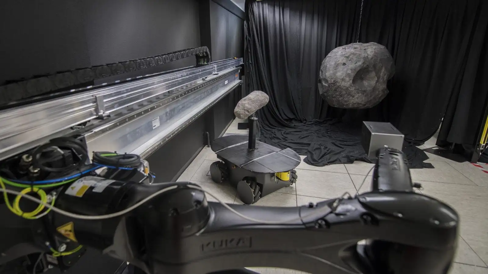 Zwei Asteroidenmodelle und eine Kamera im Testlabor der ESA.