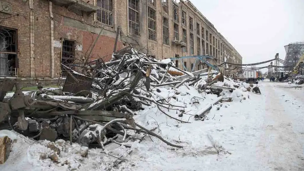 Beschädigte Industriehalle des Heizkraftwerks Darnyzja in Kiew.